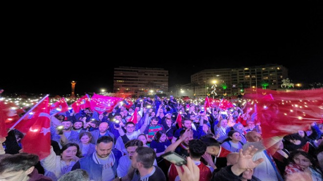 Cumhuriyet Meydanı nda CHP gecesi: Tugay dan çarpıcı mesajlar!