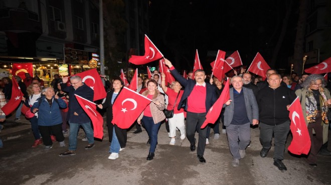 Cumhuriyet coşkusu Dikili ve Çandarlı'da meydanlara taştı