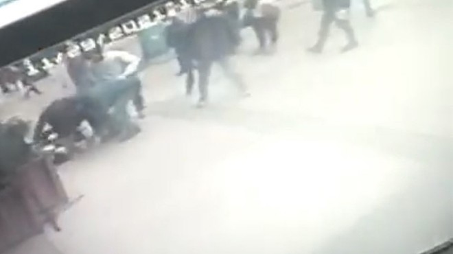 Dehşet anları: Mağaza çalışanı kadına sokak ortasında yumruklu saldırı!