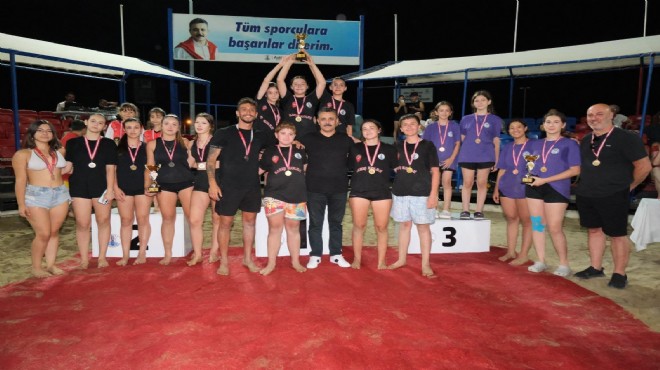 Dikili'nin yıldızları kupayı kaldırdı