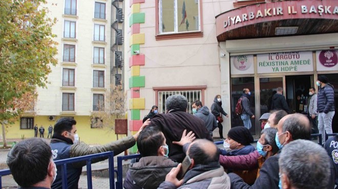 Diyarbakır da HDP il binası önünde gerginlik