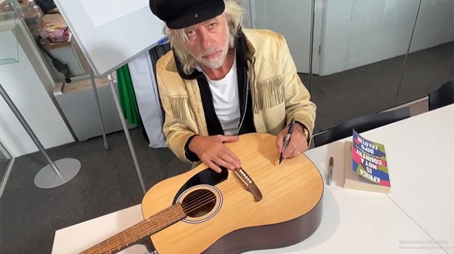 Dünyacı ünlü rock yıldızı gitarını  Bir Kira Bir Yuva  için bağışladı