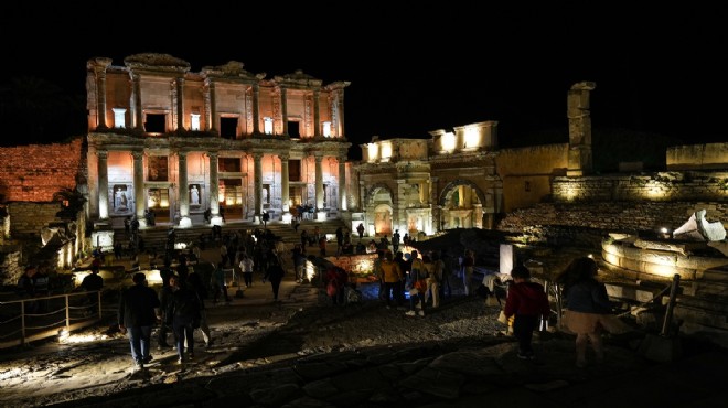 Efes Antik Kenti nde gece mesaisi