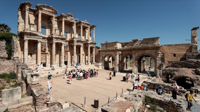 Efes te salgının izi  kruvaziyer  turizmiyle siliniyor