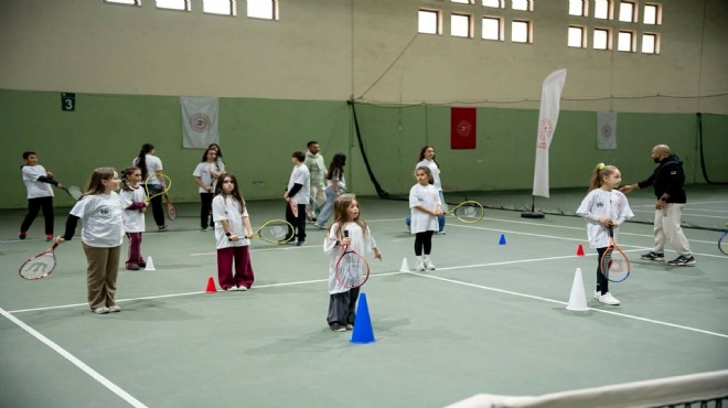Eski milli sporcu çocukları tenisle buluşturuyor