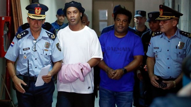 Eski yıldız futbolcu Ronaldinho Paraguay da tutuklandı