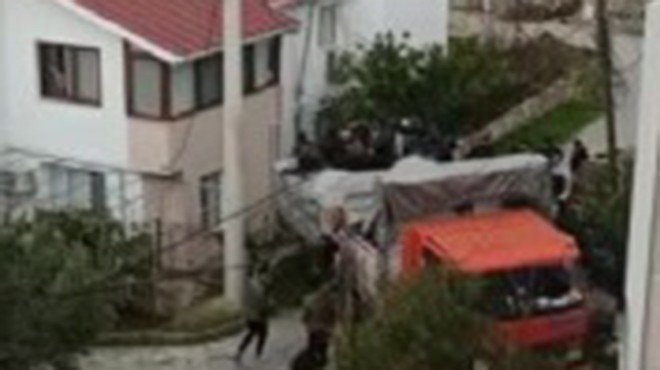 Evlerin bahçe duvarlarına çarpan kamyondan 80 göçmen çıktı!