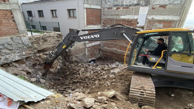 Faciaya ramak kala: İş makinesi evin duvarını yıktı!