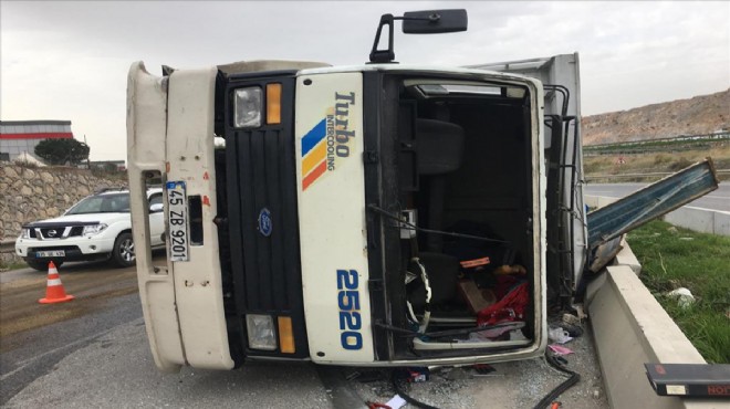 Feci kaza: Hurda yüklü kamyon devrildi