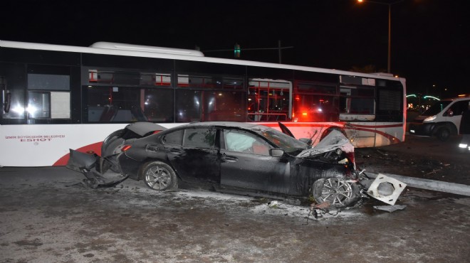 Korkunç kaza: Önce direği devirdi, sonra otobüse çarptı!
