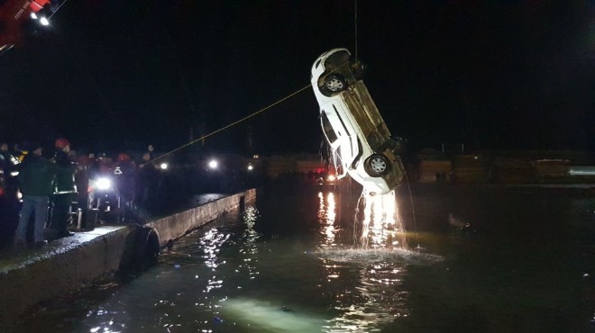 Feci kaza: Polis otomobili denize düştü!