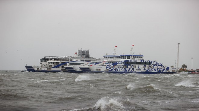 İzmir de deniz ulaşımına fırtına darbesi!
