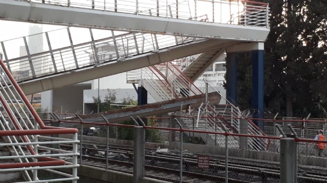 Flaş! İzmir Metro hattında üst geçit raylara çöktü!