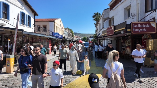 Foça doldu taştı!