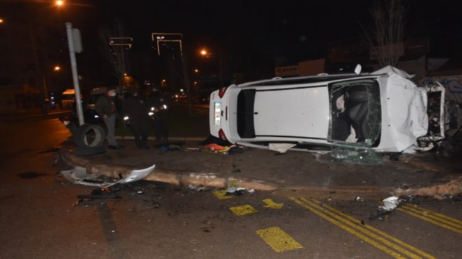 Gece yarısı kaza: Personel servisine çarptı, takla attı!