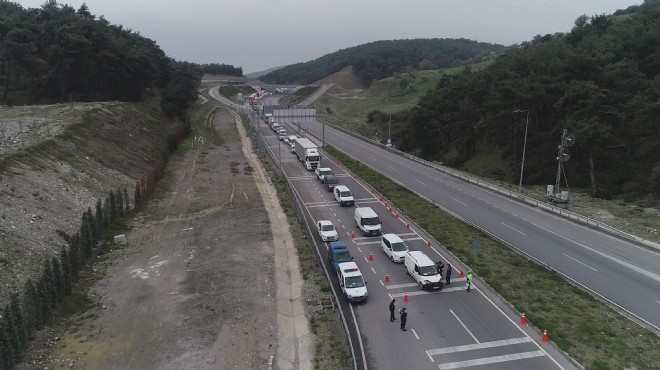 Giriş çıkışların yasaklandığı İzmir de, kilometrelerce araç kuyruğu