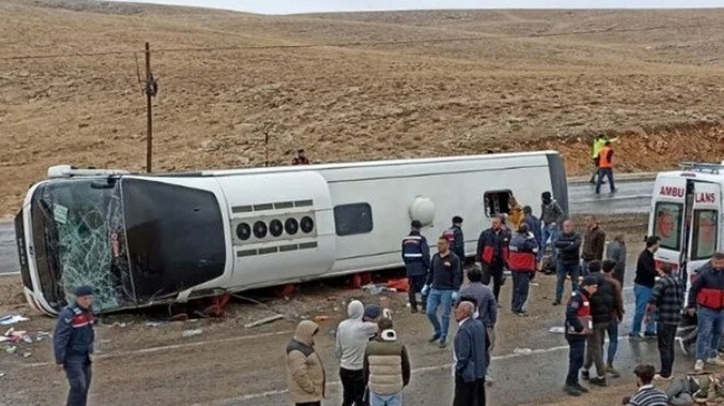 Göçmen otobüsü devrildi: 2 ölü, 20 yaralı