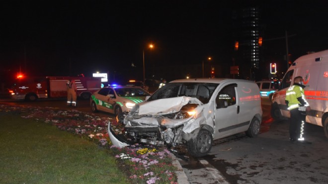 Hafif ticari araç otomobile çarptı: 1 i ağır 4 yaralı