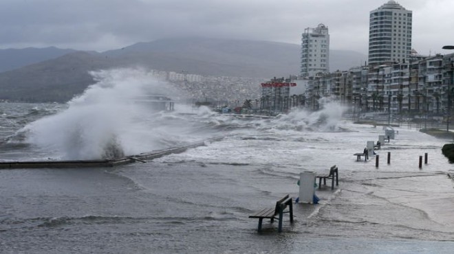 İzmir de hava koşulları nedeniyle vapur seferleri iptal