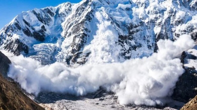 Himalayalar da facia: 10 dağcı öldü, 11 dağcı kayıp