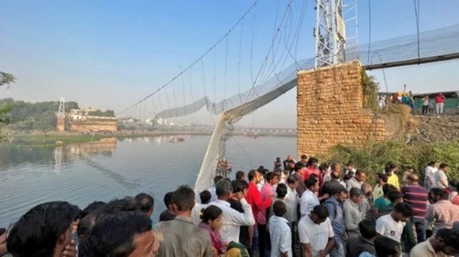 Hindistan da asma köprü çöktü: 132 ölü