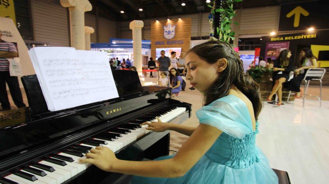 İEF Menderes standında piyano resitali