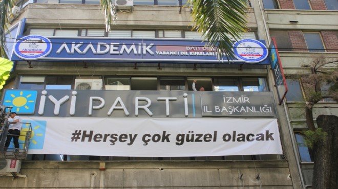 İYİ Parti İzmir den İmamoğlu na pankartlı destek!