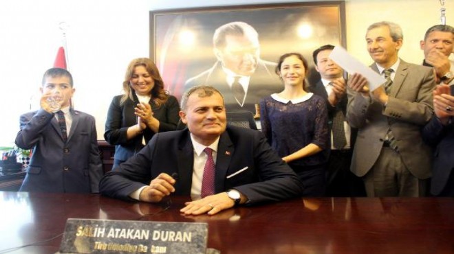 İYİ Parti nin İzmir deki ilk belediye başkanı mazbatasını aldı