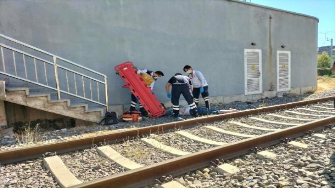 İzmir de korkunç kaza! Raylara yaklaşan kadına yük treni çarptı