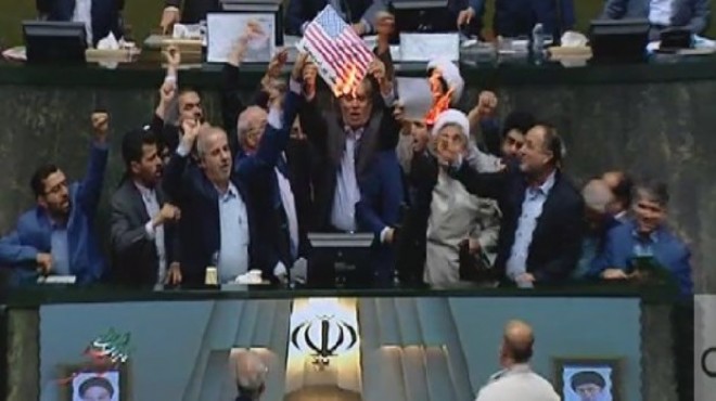 İran Meclisi nde ABD bayrağı yakıldı!