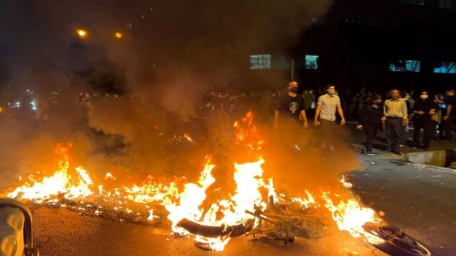İran da protestolar sürüyor: 5 gösterici öldü