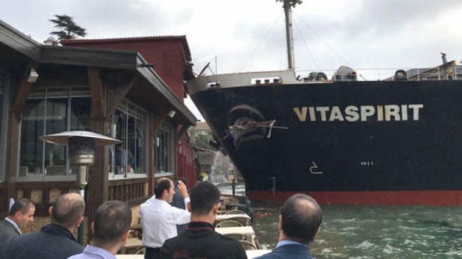 İstanbul Boğazı nda gemi yalıya çarptı!