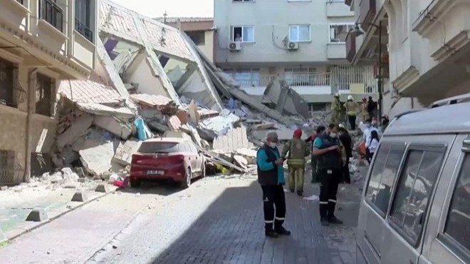 İstanbul da boşaltılan 5 katlı bina çöktü
