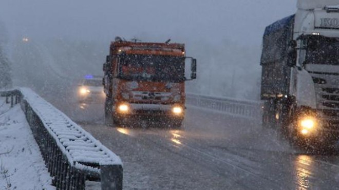 İzmir-Ankara yolunda kar mesaisi