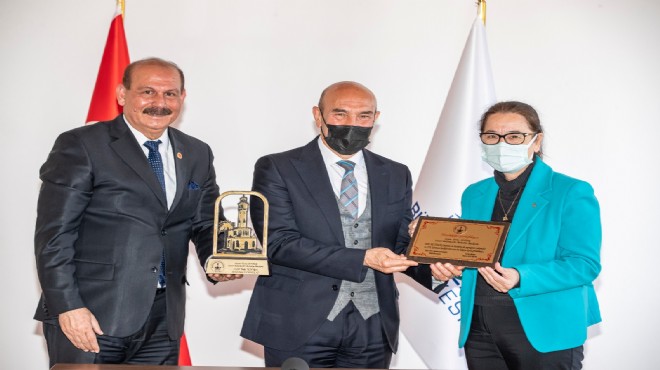 İzmir Konfederasyonu ndan Başkan Soyer e ödül