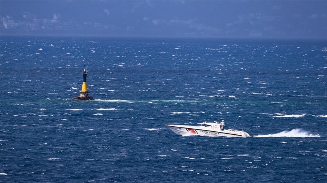 İzmir Körfezi nde can pazarı: Sahil Güvenlik botuyla tekne çarpıştı...