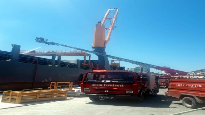 İzmir Limanı nda yangın paniği!