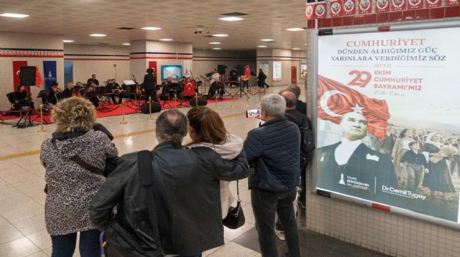 İzmir Metrosu'nda Cumhuriyet coşkusu