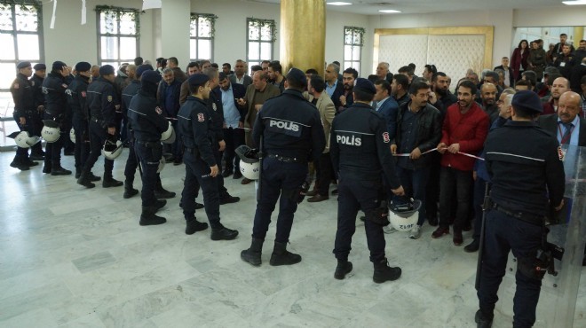 İzmir Pazarcılar Odası Kongresi nde arbede: Çevik kuvvet geldi