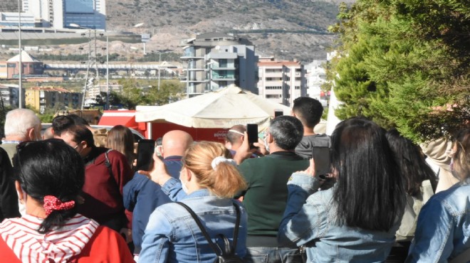 İzmir Valisi Köşger den enkazların etrafında  kalabalık oluşturmama  uyarısı