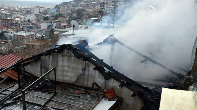 İzmir de 1 saatlik yangın 2 evi kül etti!