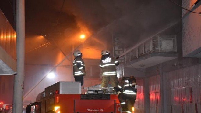 İzmir de 2 katlı mobilya atölyesinde çıkan yangın korkuttu