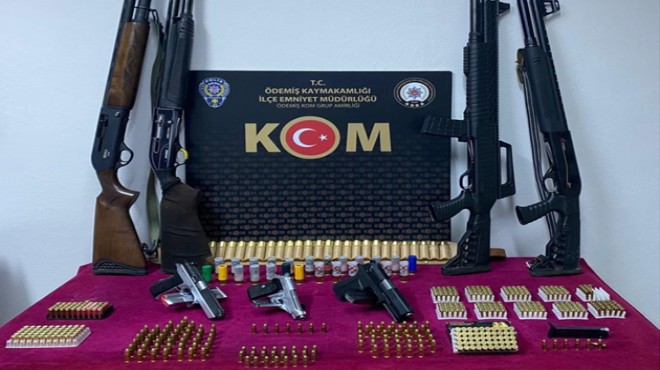 İzmir de 3 kişiye  silah ticareti  gözaltısı