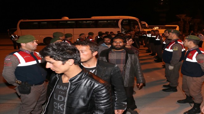 İzmir de 324 kaçak göçmen sınır dışı edildi