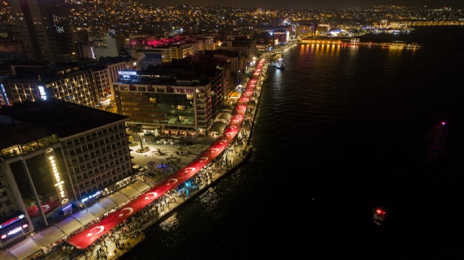 İzmir de 350 metre uzunluğunda Türk bayrağı açıldı