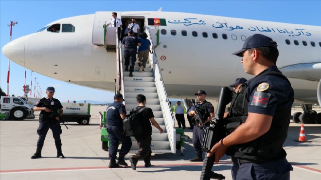 İzmir de Afganistan uyruklu 226 düzensiz göçmen sınır dışı edildi