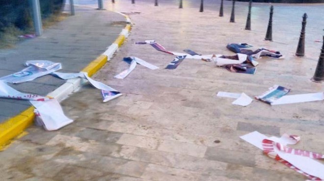 İzmir de Başbakan ın afişlerini yırtan 3 kişiye hapis cezası!