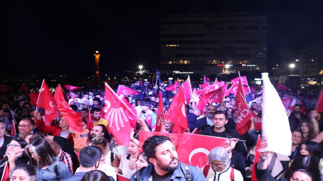 İzmir de CHP liler Cumhuriyet Meydanı na akın etti!
