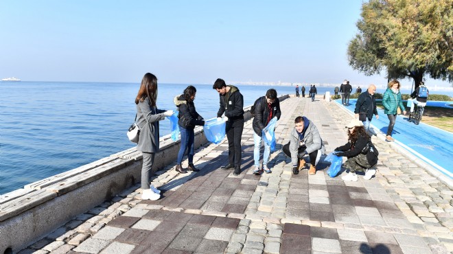 İzmir de  İyilik var  diyenlerden kıyı temizliği