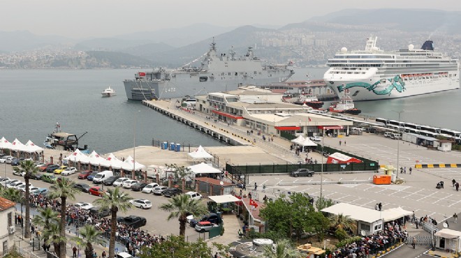 İzmir de TCG Anadolu nun yanına 2298 yolculu kruvaziyer demirledi